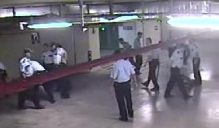 00B33E-NEWS_88481 Turchia: la polizia picchia dei manifestanti in un garage