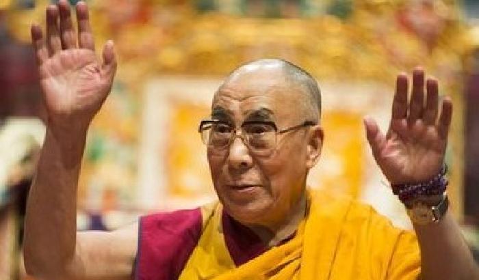 Tibet: rimosso il divieto di esporre foto del Dalai Lama