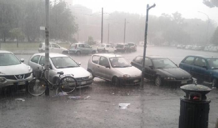 00B7BE-NEWS_91224 Maltempo: grandine a Roma, disagi anche a Napoli