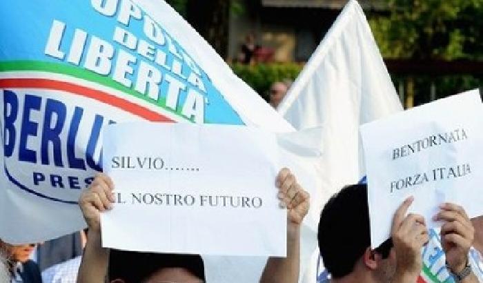 Pdl, il palco è abusivo. Come il seggio di Silvio