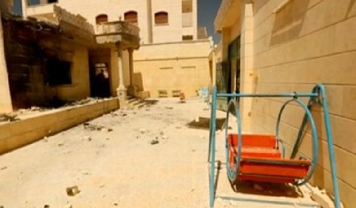 Gli effetti devastanti di una bomba incendiaria in Siria (video)