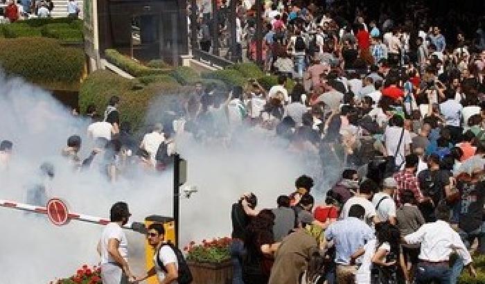 Cresce la tensione a Istanbul: censurati Twitter e Facebook