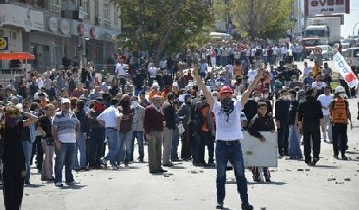 Turchia: i giovani non rinunciano alle proteste di piazza