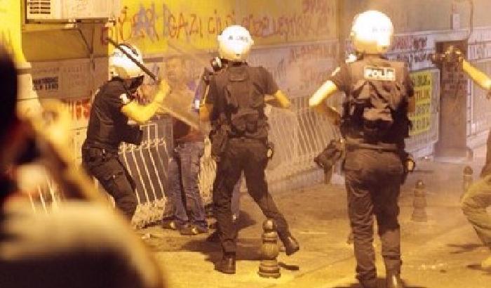 Istanbul non si arrende: botte e lacrimogeni sui manifestanti