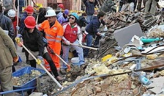 00C15C-NEWS_97061 Con le carriole ripulirono il centro dell'Aquila: 8 aquilani alla sbarra