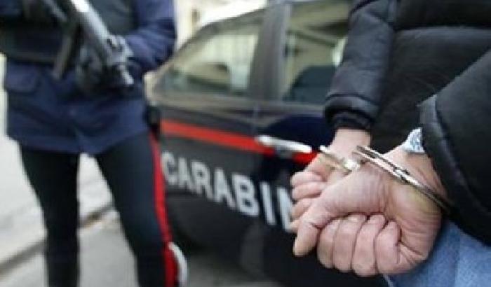 00C220-NEWS_97463 Sfodera bomba a mano in ospedale, bloccato da carabinieri