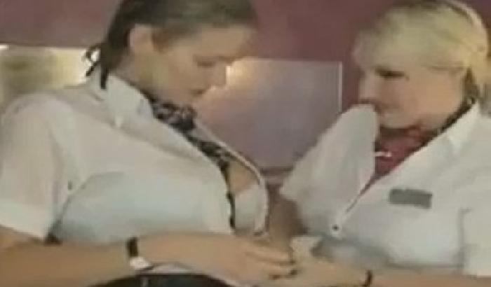 Hostess sotto la doccia: sexy marketing della British Airways (video)