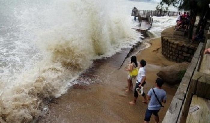 Il tifone Haiyan travolge le Filippine: migliaia di sfollati