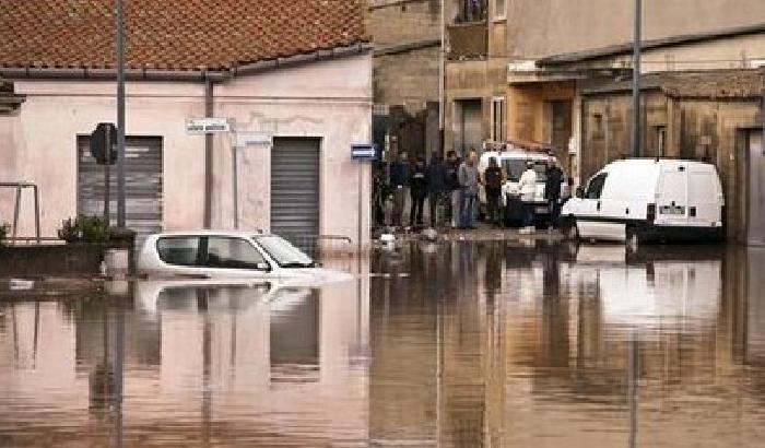 00C916-NEWS_101530 L'alluvione sarda e i fantocci impiccati