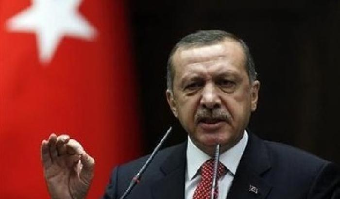 Erdogan, un complotto contro di me. Licenzia 350 poliziotti