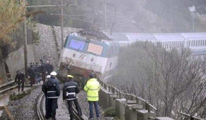 00D105-NEWS_106052 Maltempo Liguria, deraglia treno per una frana