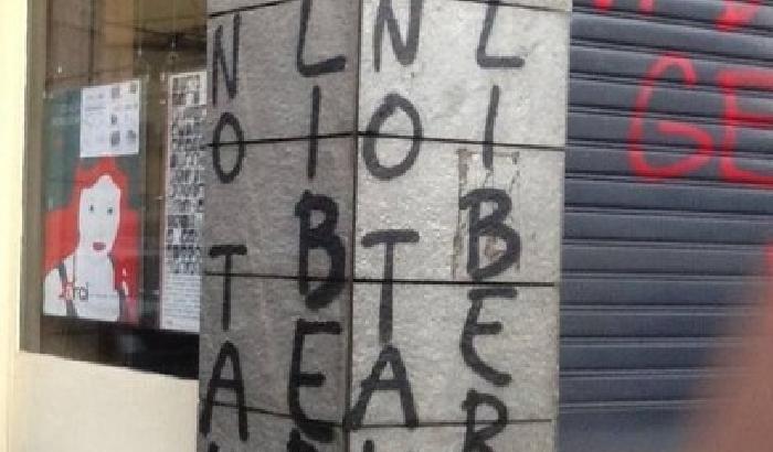 00D1E0-NEWS_106512 «Vi distruggeremo»: scritte No Tav sui muri del Pd torinese