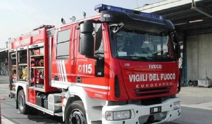 Pescara: automobile di una giornalista in fiamme