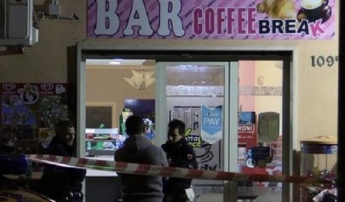 Barista romena reagisce alla rapina e uccide il ladro: è un 29enne romano