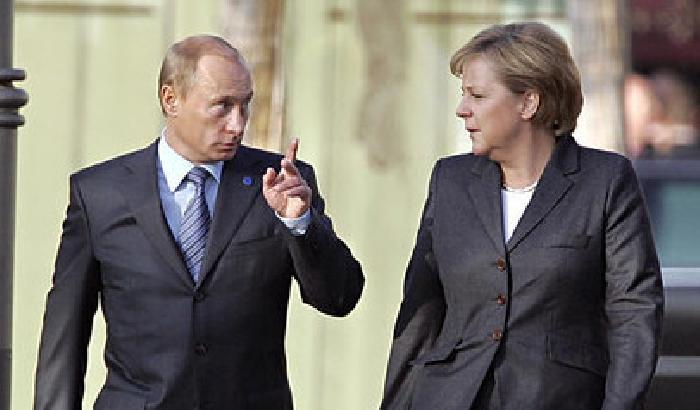 Putin telefona a Merkel: preoccupati per le azioni antirusse nel sud