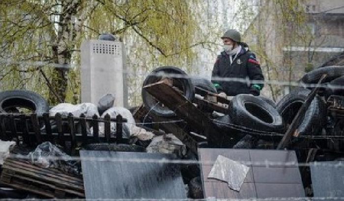 Soldati di Kiev si arrendono ai filorussi