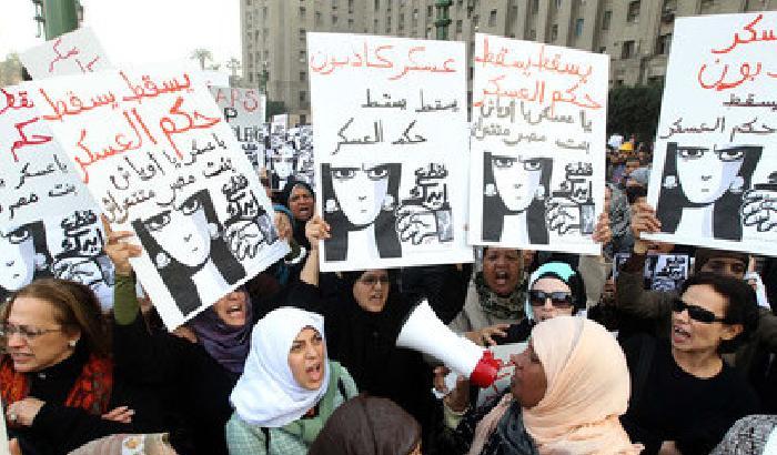 Il lato oscuro delle proteste in Egitto: le vittime sono le donne