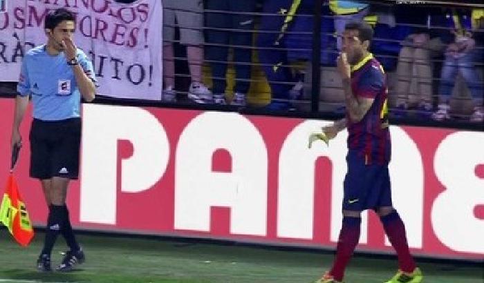 Razzismo, banana contro Dani Alves: lui se la mangia