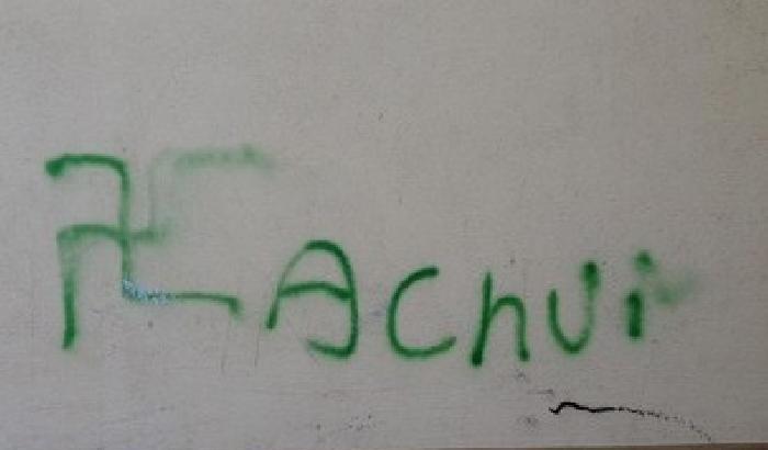 Roma: svastiche e scritte anti gay sui muri di una chiesa valdese