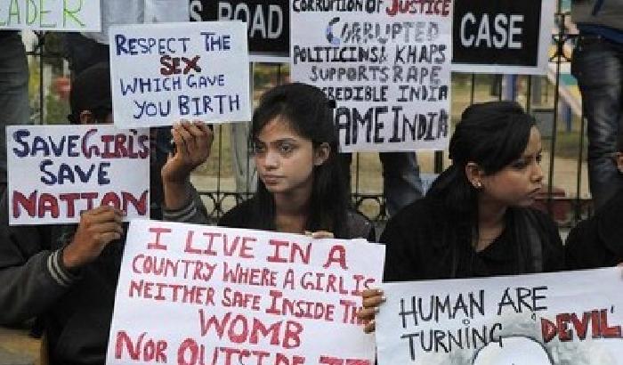 India: 22enne stuprata, strangolata e sfregiata con l'acido