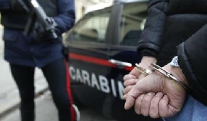 Tor Bella Monaca, picchia e prende a morsi il figlio: arrestato