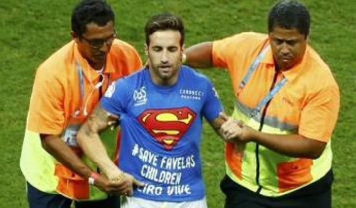 Belgio-Usa: Superman Mario Ferri invade il campo e ricorda Ciro Esposito