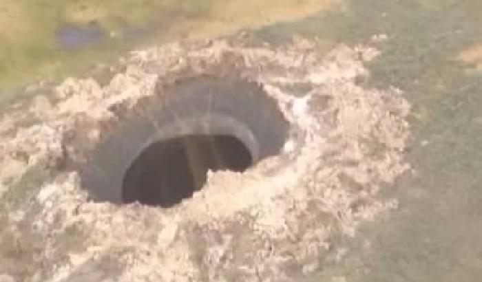 Il mistero della voragine apparsa in Siberia