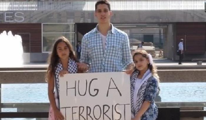 00EDB2-NEWS_123429 Abbraccia un terrorista: il video che commuove il web
