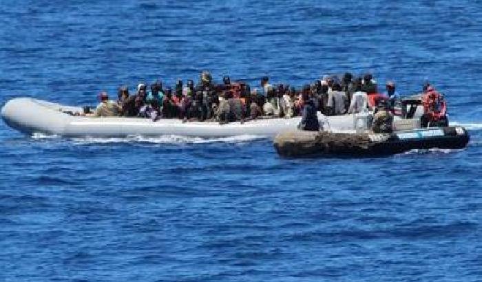 00EFDA-NEWS_124509 Agrigento: lo sbarco dei migranti ripreso dallo smartphone