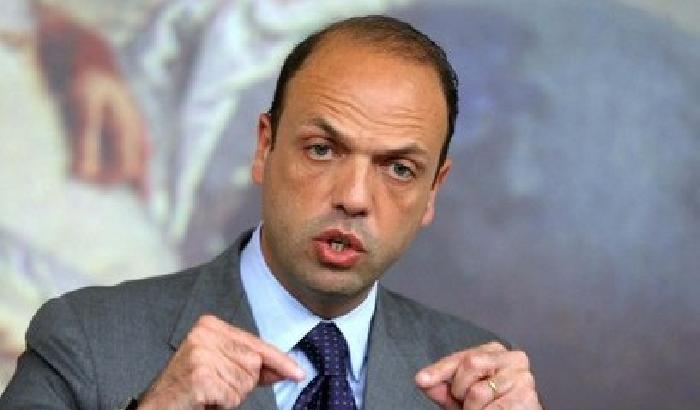00F1C7-NEWS_125629 Mare Nostrum, Alfano: i barconi dei trafficanti saranno distrutti