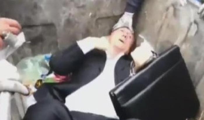 00F4B1-NEWS_127088 Ucraina: la folla getta un deputato filorusso nel cassonetto