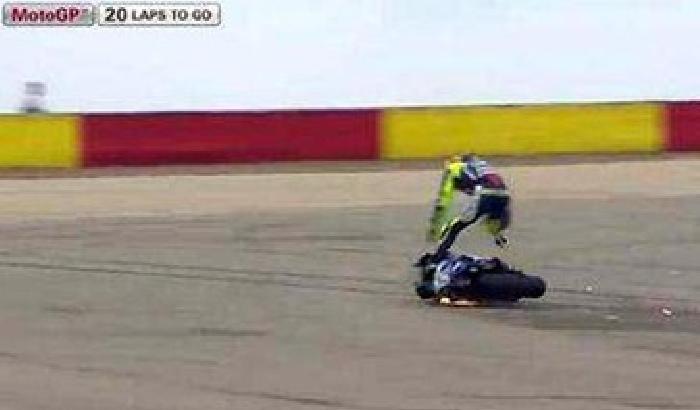 Paura per Valentino Rossi: brutta caduta ad Aragon