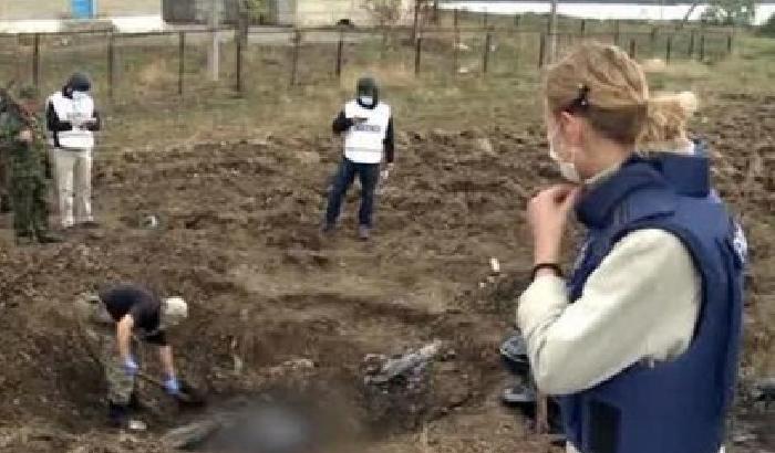 Mosca mostra le fosse comuni di Kiev