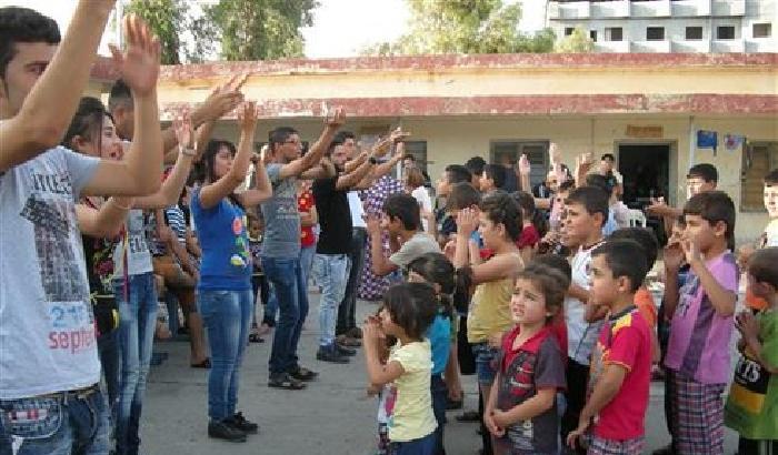 00F852-cooperanti-giocano-con-i-bambini-in-fuga-dall-isis Cooperanti giocano con i bambini in fuga dall'Isis