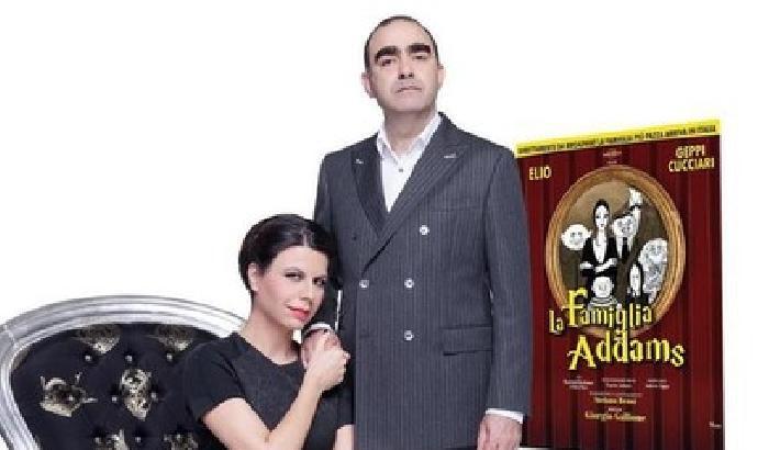 Elio e Geppi Cucciari insieme a teatro: sono la Famiglia Addams