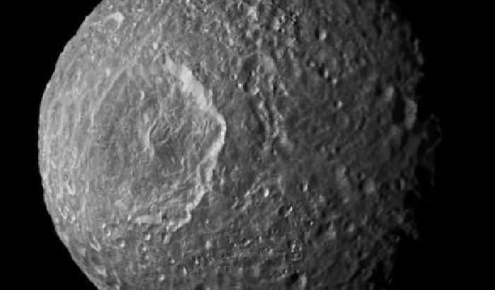 Anche la luna di Saturno Mimas nasconderebbe un oceano
