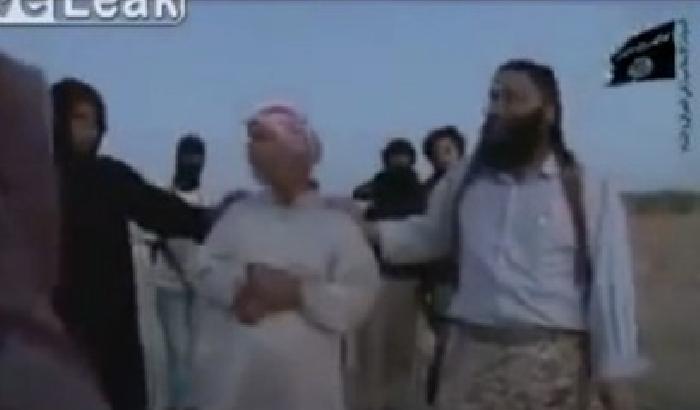 Isis, altro video choc: donna lapidata dal padre