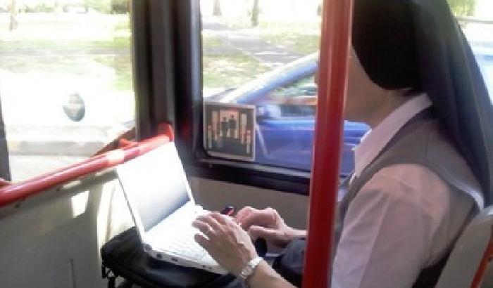 Suora al computer