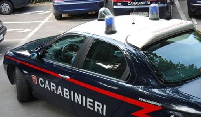 Senegalese difende una turista da uno scippo: la folla lo assale