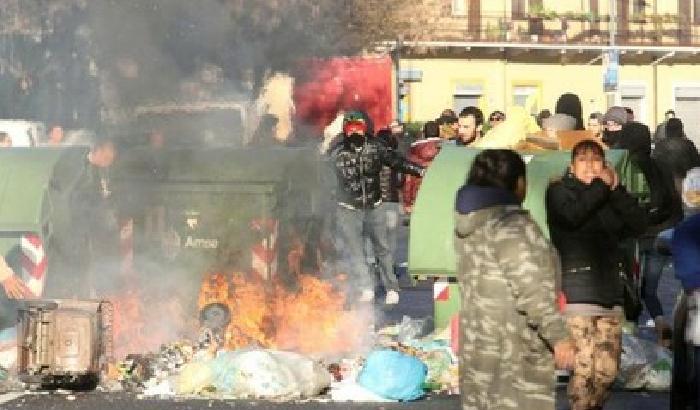 Milano, due centri sociali sgomberati: cariche e guerriglia in strada