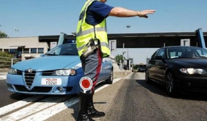 Rapina in autostrada: veicoli dati alle fiamme, ma il colpo non riesce