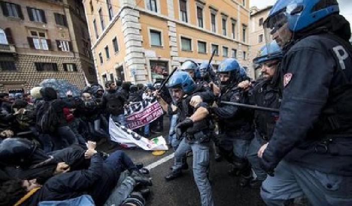 Jobs act: il governo chiede la fiducia, la polizia carica i manifestanti