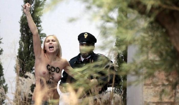 Protesta Femen a San Pietro  (1)