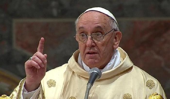 Il Papa: il dio denaro è causa della povertà