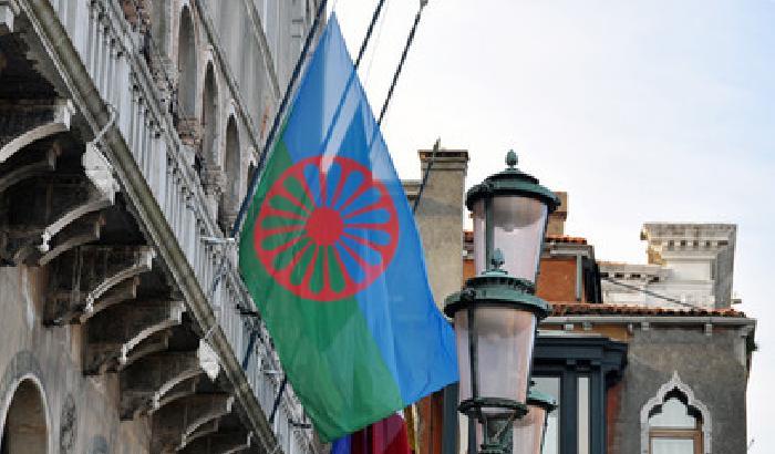 Giorno della Memoria, la bandiera Rom sul comune di Venezia