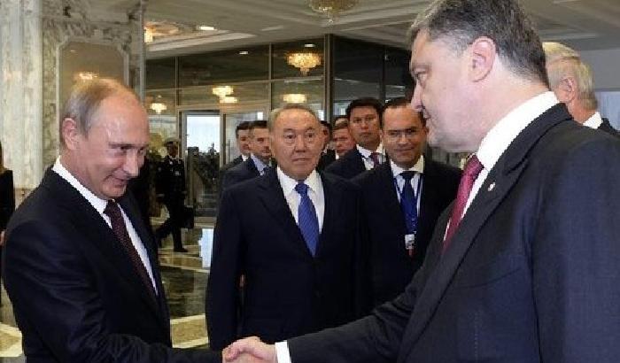 Stretta di mano tra Putin e Poroshenko al termine del vertice di Minsk