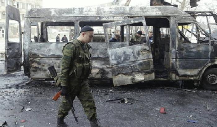 Artiglieria sulla stazione dei bus a Donetsk: sono tre le vittime