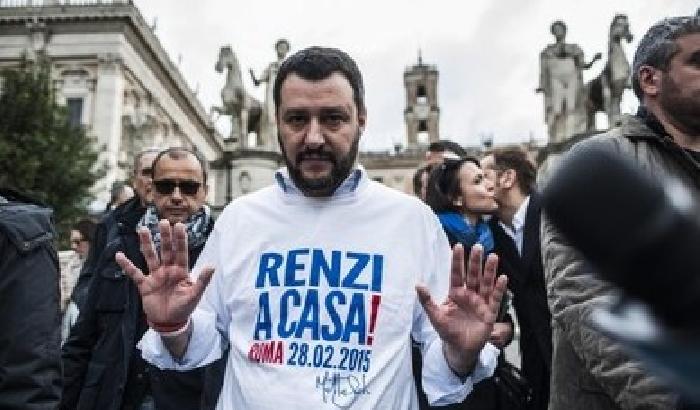 Salvini lancia la sfida a Renzi: servo dell'Ue
