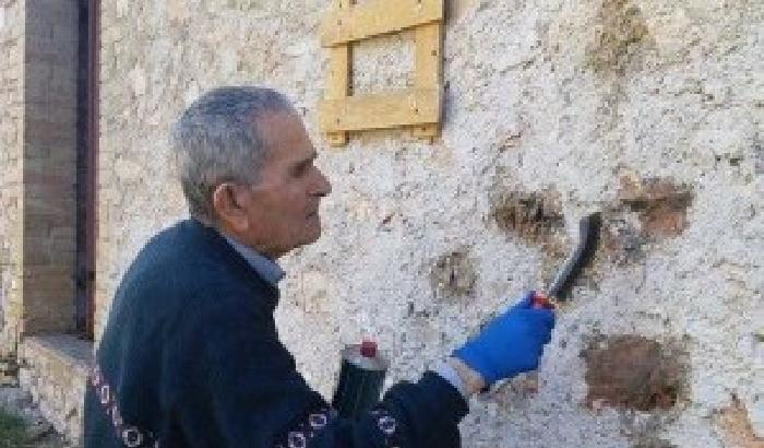 Un ex partigiano 90enne torna nel vecchio rifugio e cancella la svastica