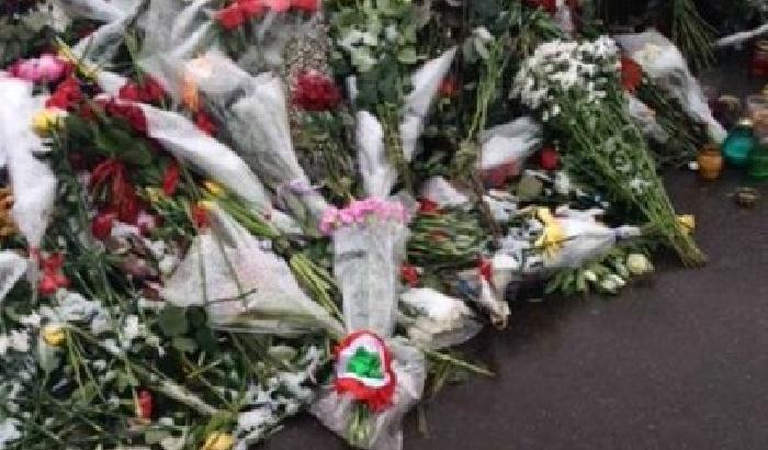 Renzi rende omaggio a Nemtsov con dei fiori